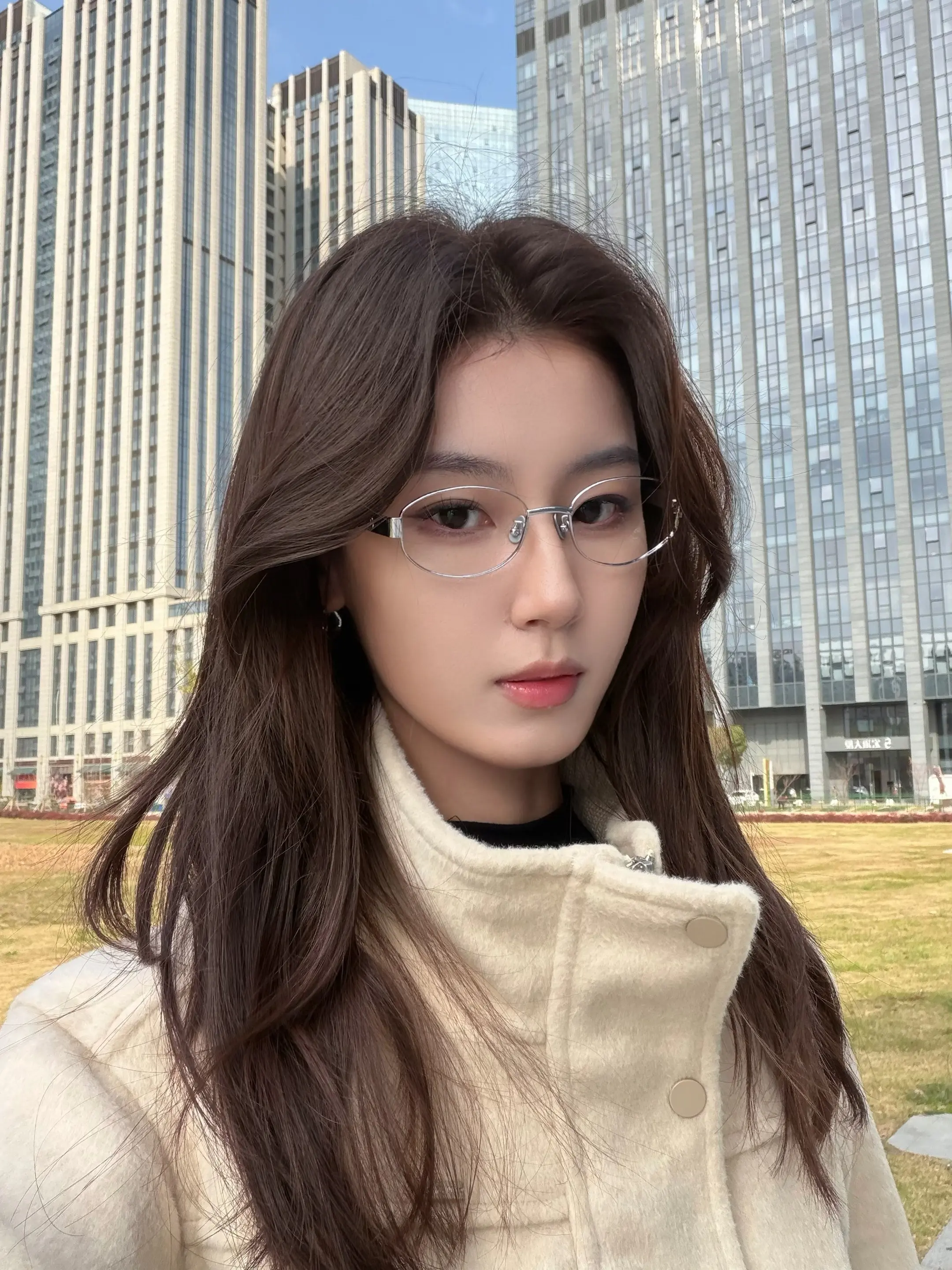 学姐你太美好了 你睡觉时乱乱的头发 你说话时的嗓音 你站在栏杆旁清瘦的...