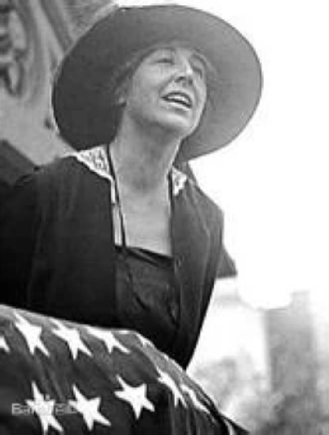 珍珠港事件后美国对日宣战，她竟然反对。
 
1941年12月7日，日本偷袭美国夏