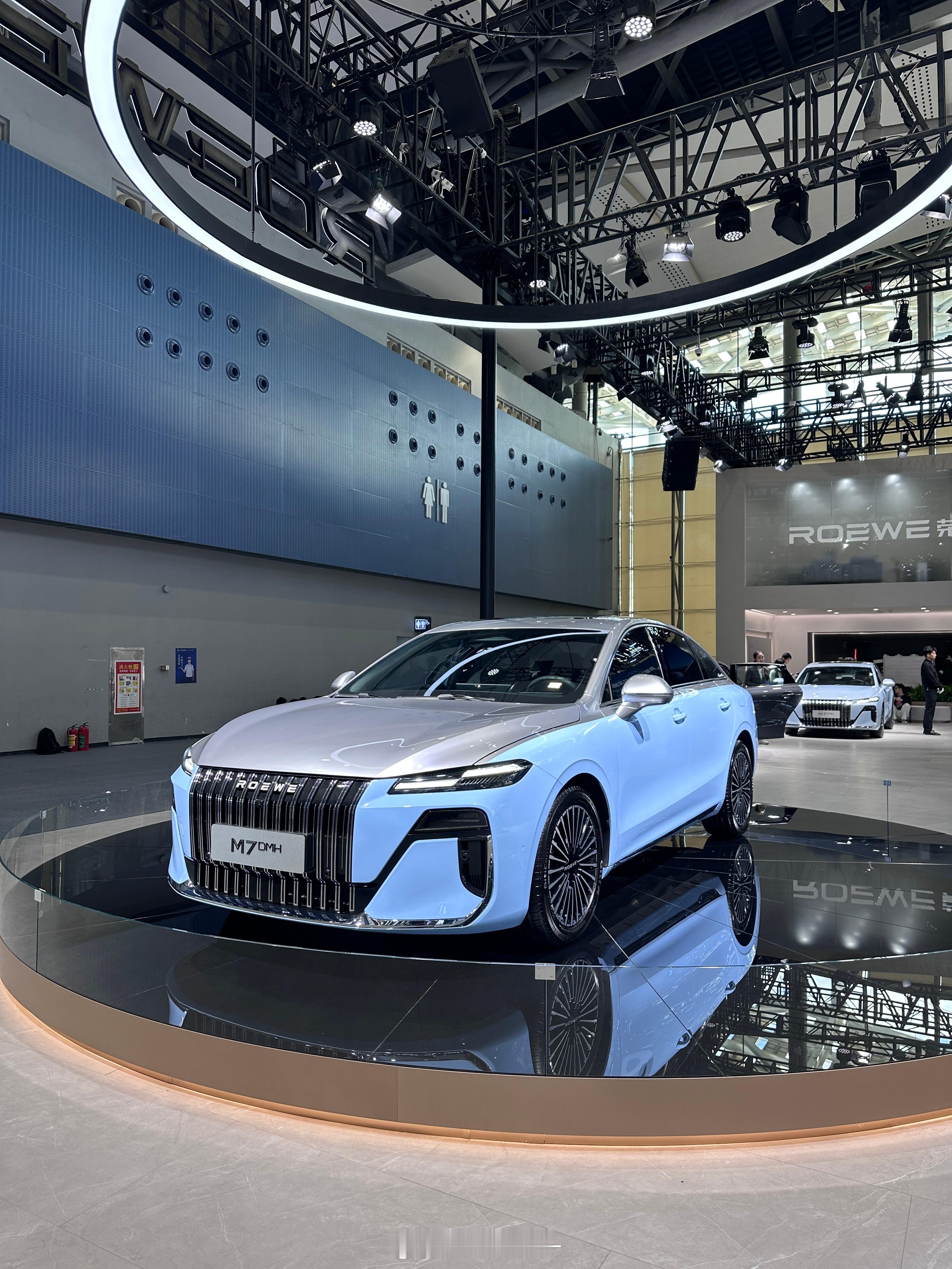 荣威M7 DMH这个银色和蓝色的双拼色车身你们觉得怎么样这个配色很少见到哎很年轻