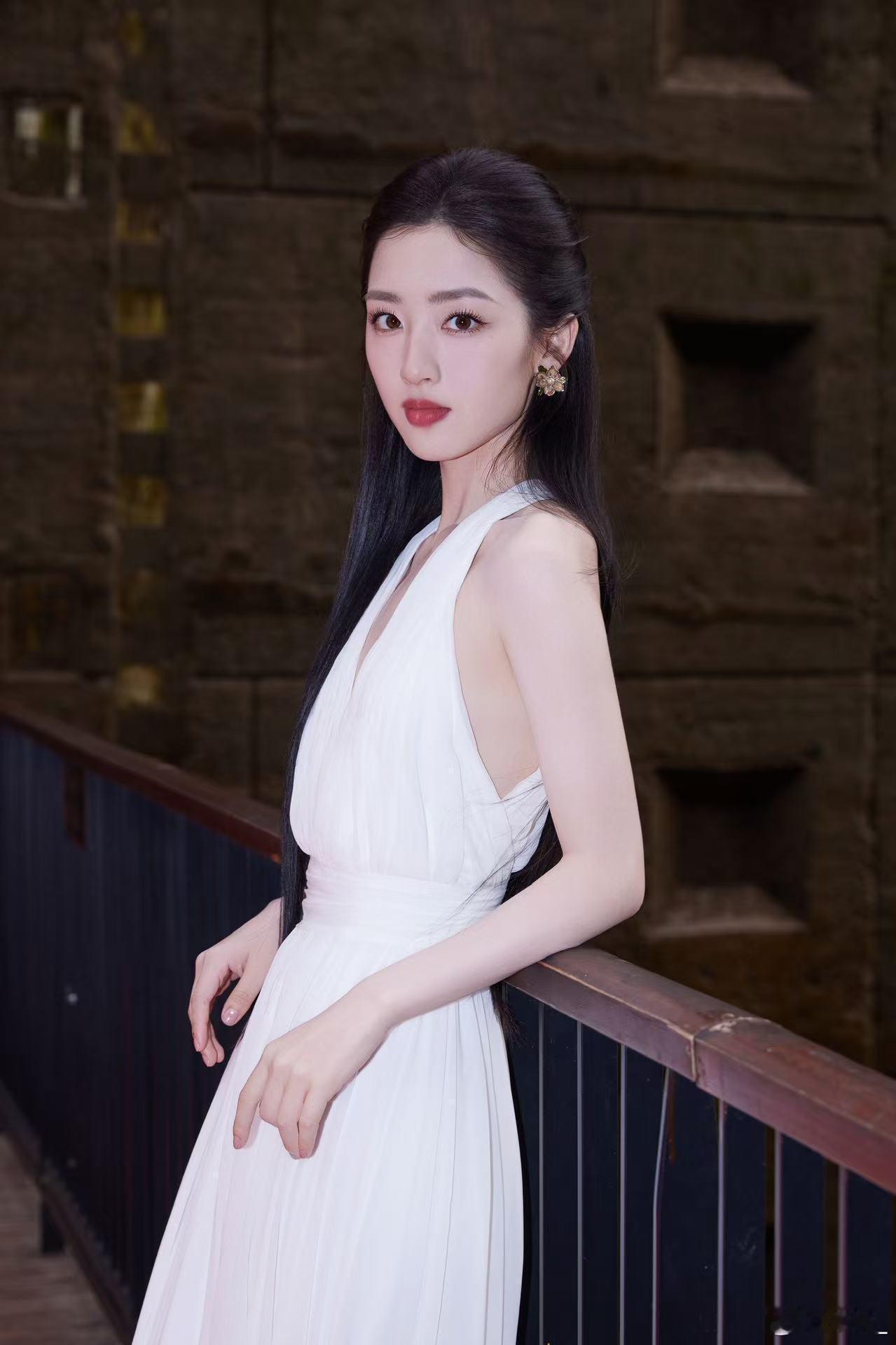 谁能想到邓恩熙才20岁邓恩熙20岁状态太绝！红毯气场全开，裙摆摇曳藏不住姐感；颁