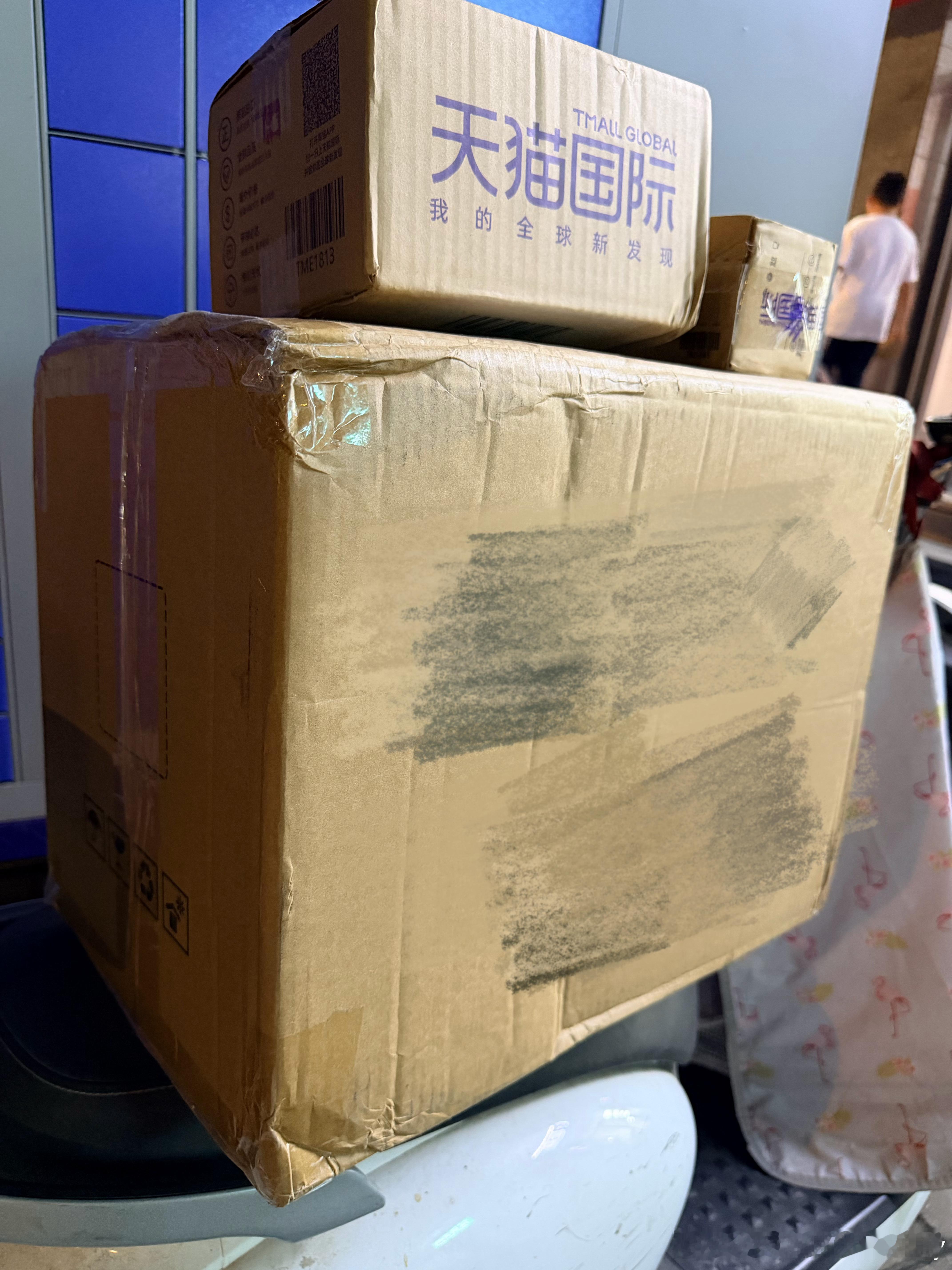 给米买的冻干到了两天才来取，虽然知道不会是个mini包裹，但没想到能有这——么大