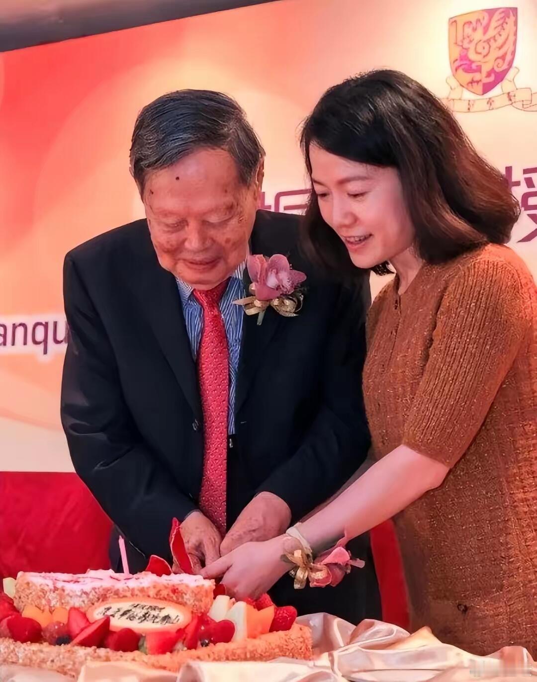 103岁杨振宁先生，生日当天还在改论文。 ​​​