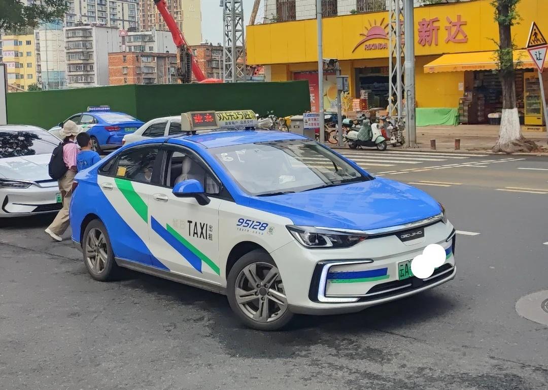 昆明的出租和公交型号和北京一样
好像是因为北汽在这边有厂子
	
昆明 北京 公交