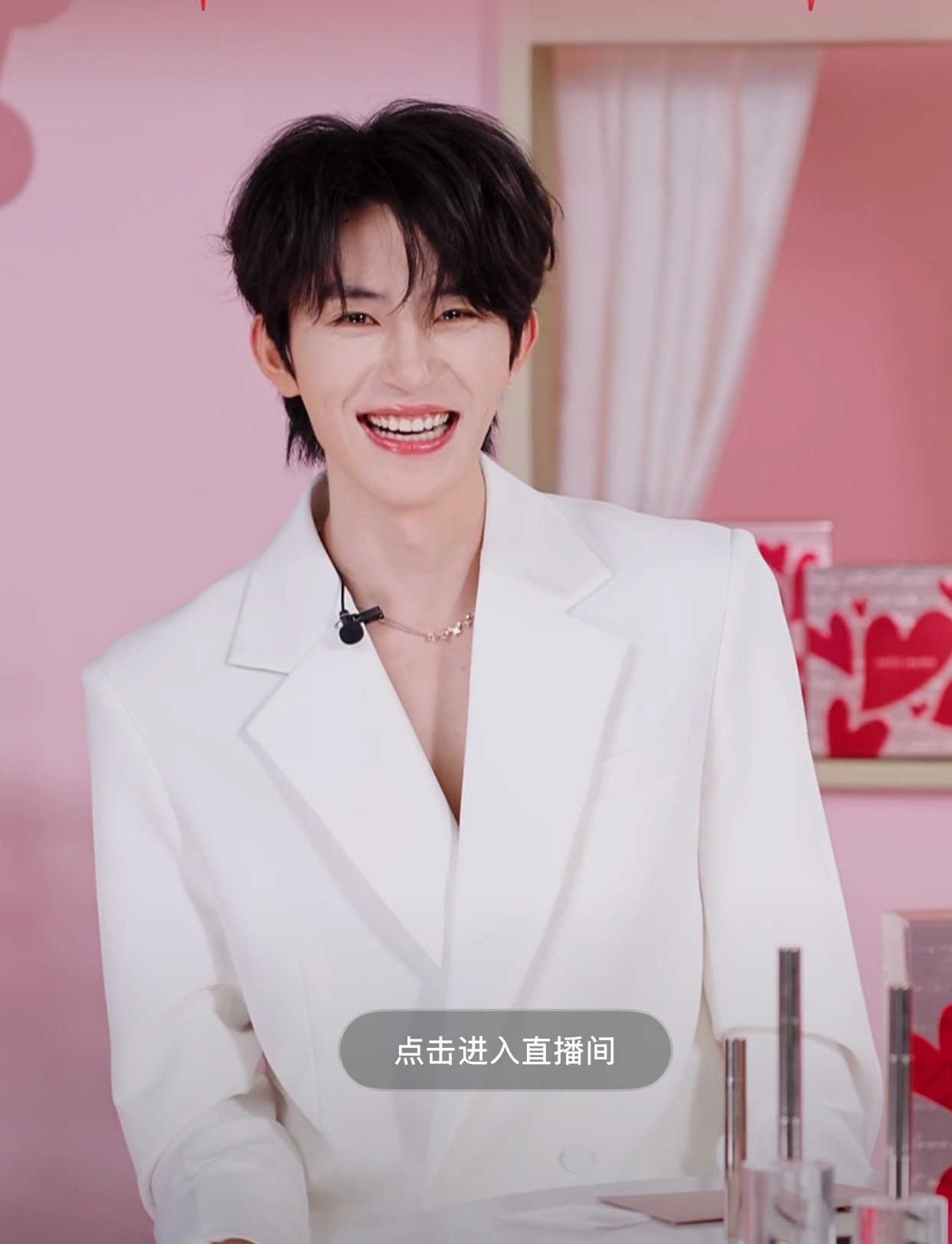 演员张翅  今天所有的偏爱，都叫“张翅”。一袭白衣，温柔如初。他用笑容治愈你的所