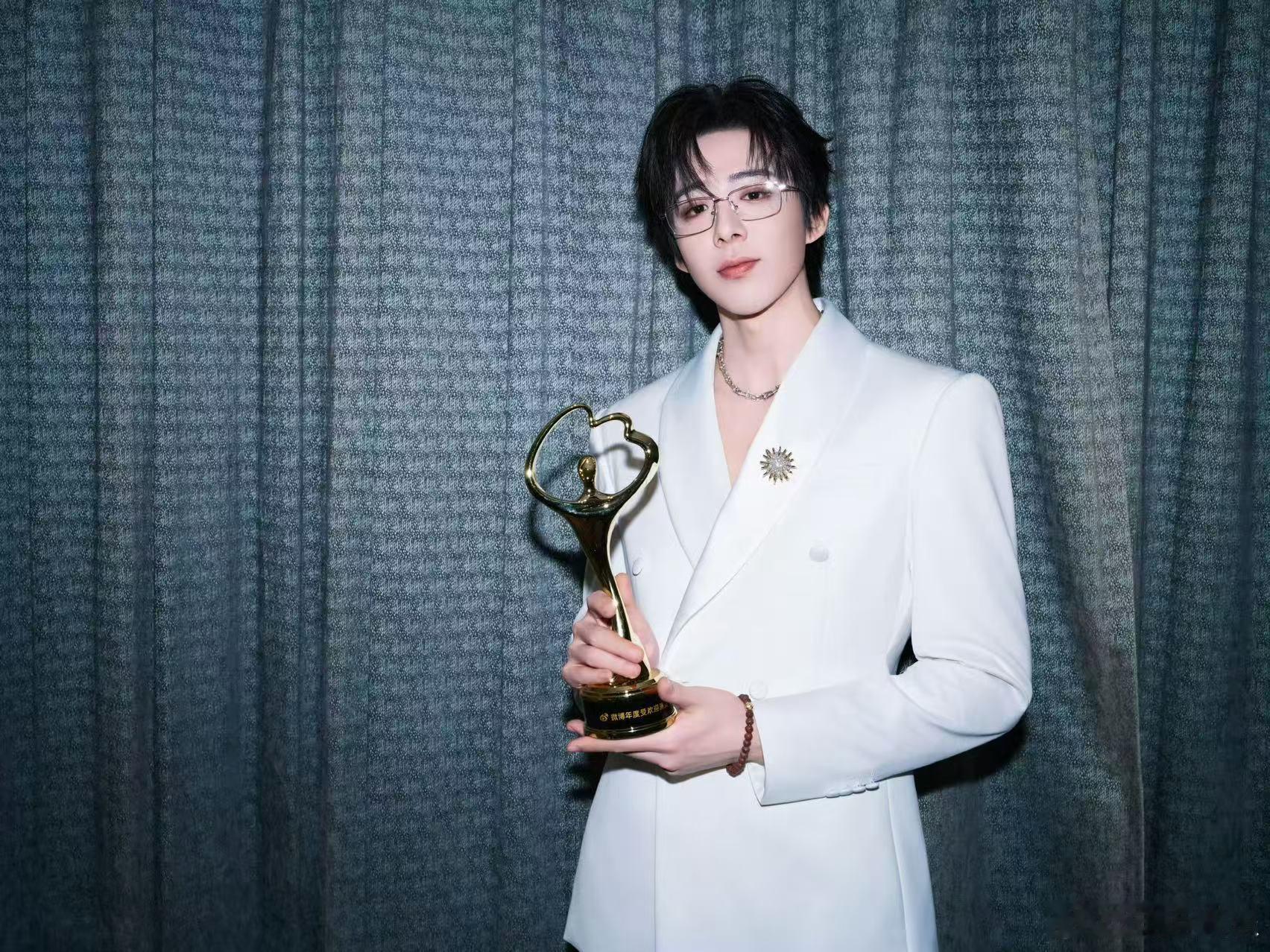 刘宇宁晒和张凌赫曾舜晞合照刘宇宁说唱好歌演好戏做好人 刘宇宁晒微博之夜和张凌赫曾