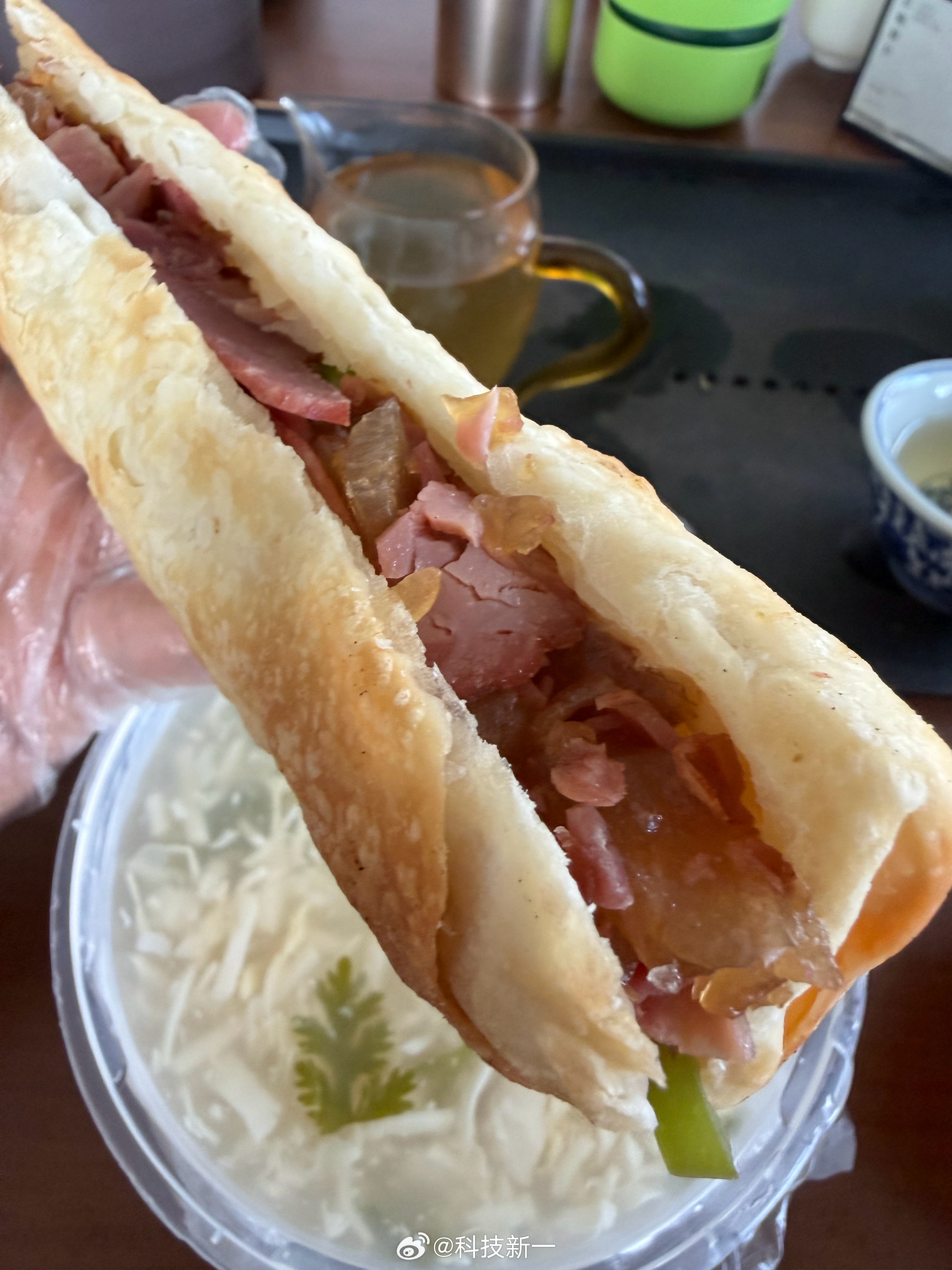 今天中午吃驴肉火烧，感觉驴肉火烧比肉夹馍好吃，为啥驴肉火烧店不如肉夹馍店多呢