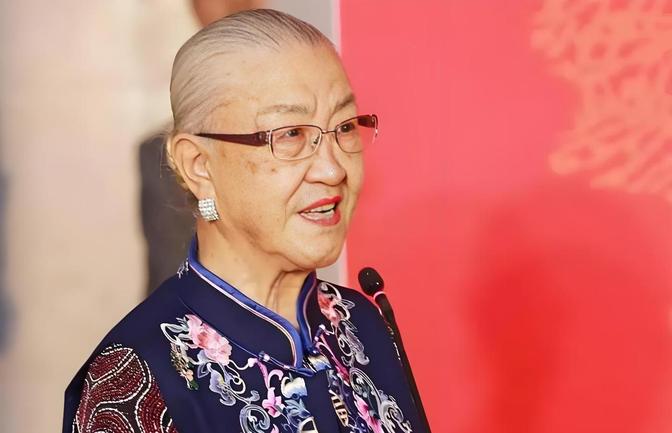 原国防部长耿飚的长女，一夜之间被查封了所有资产，她选择出走美国。在离开时她发誓，