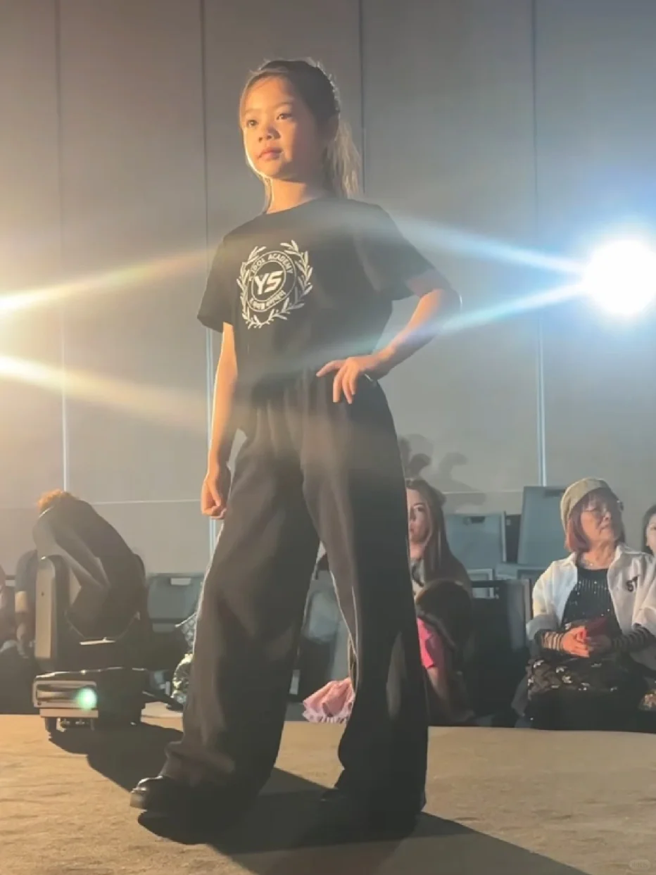 徐荣晒8岁女儿初次走秀！大步流星超模风范