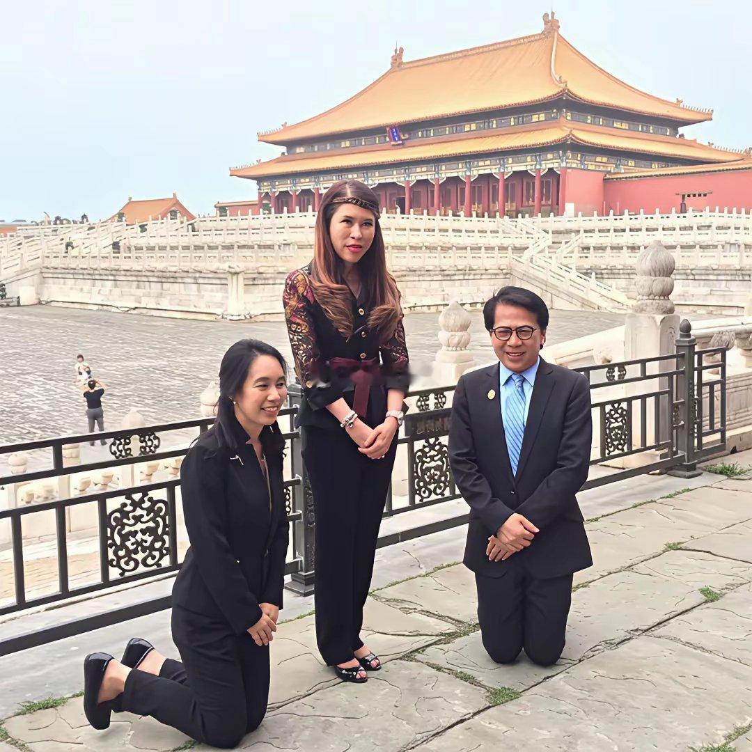 泰国民众对王室成员很是尊重看这两人和泰王妹妹合影都要跪着也不怕弄脏衣服 