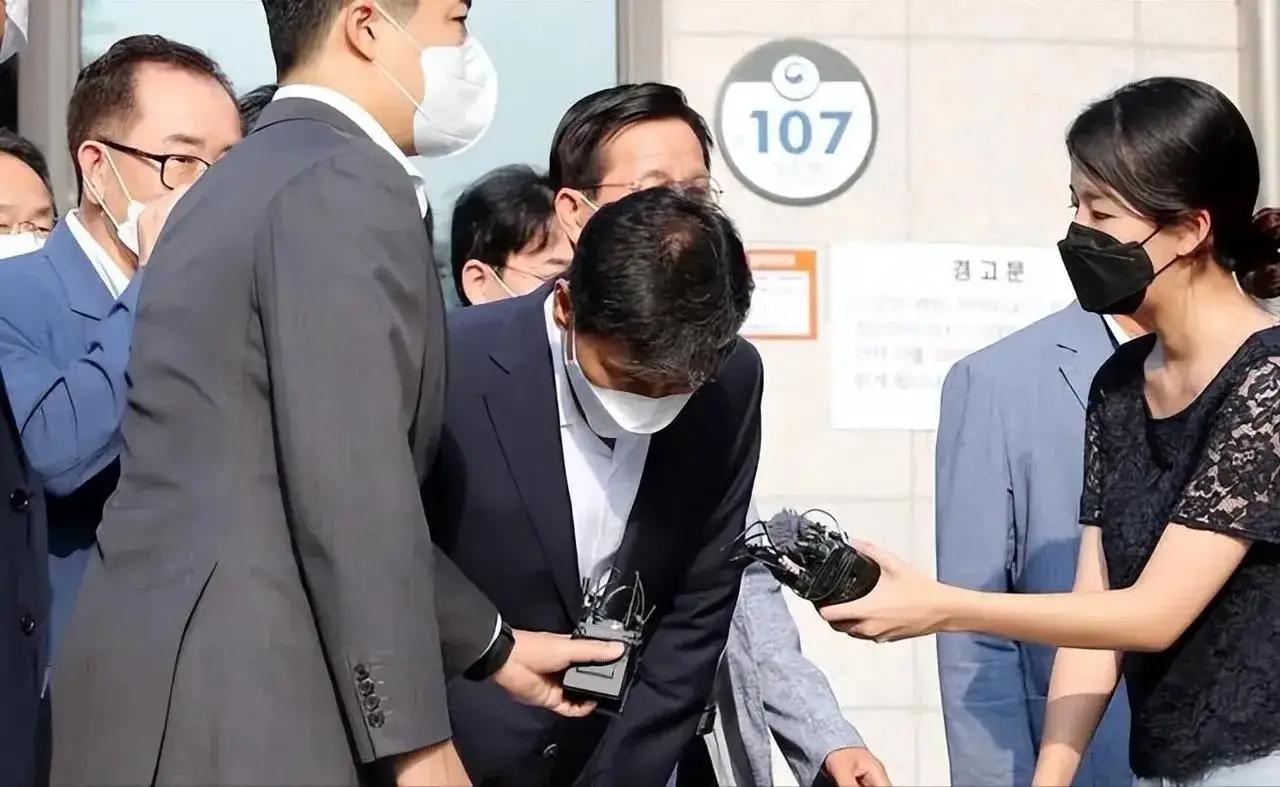 韩国光州市长总算出来道歉了，道歉信也发了，还特意又把“尊重一个中国原则”念叨了一