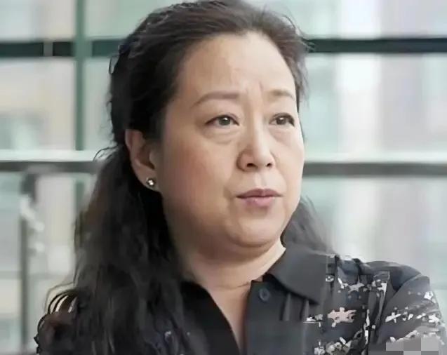她是张国立的前妻，丈夫移情别恋她低调成全，一生未再嫁，如今六十多岁依然单身，她就