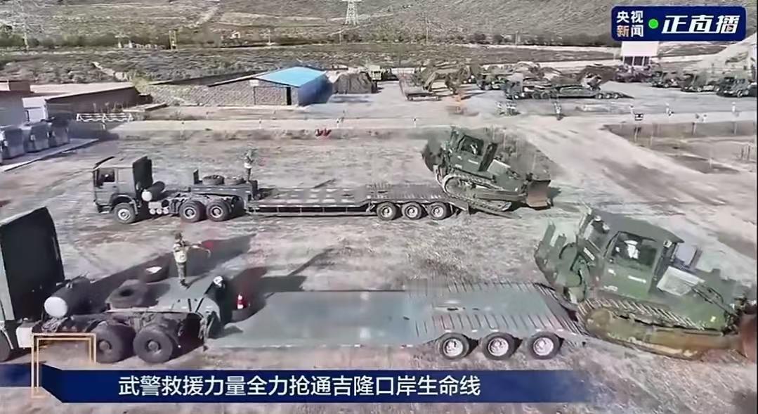 密密麻麻望不到边际的各类挖机、推土机搭乘大型平板车运输集结，朝着吉隆口岸稳步开进