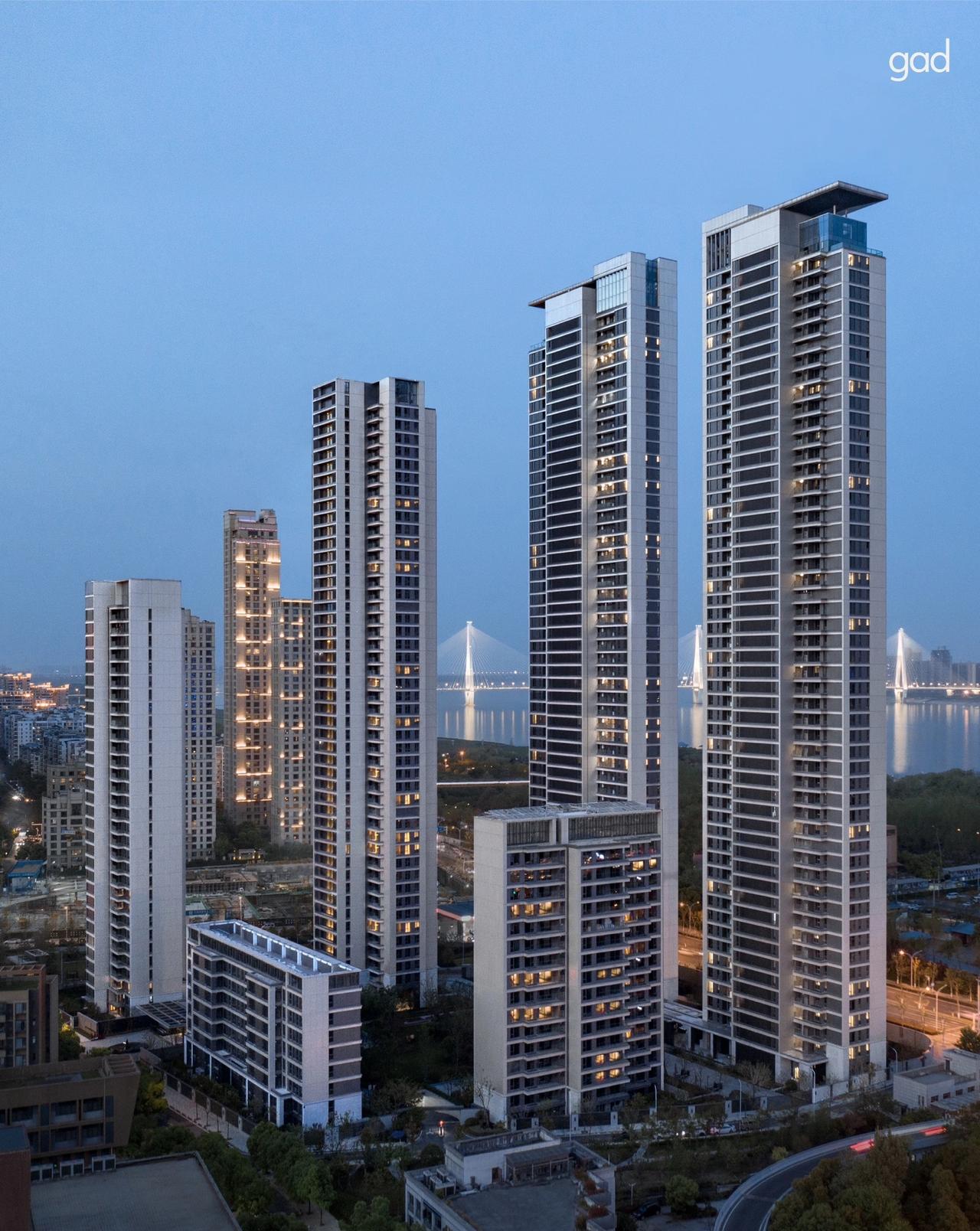 新房，你不急于入住，可以等待1-3年的期房建设期，并有精力在收房后监督装修。二手