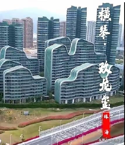 珠海横琴口岸附近高档小区，竟发生抢劫命案，一死一伤，看完让人脊背发凉。这里靠近澳