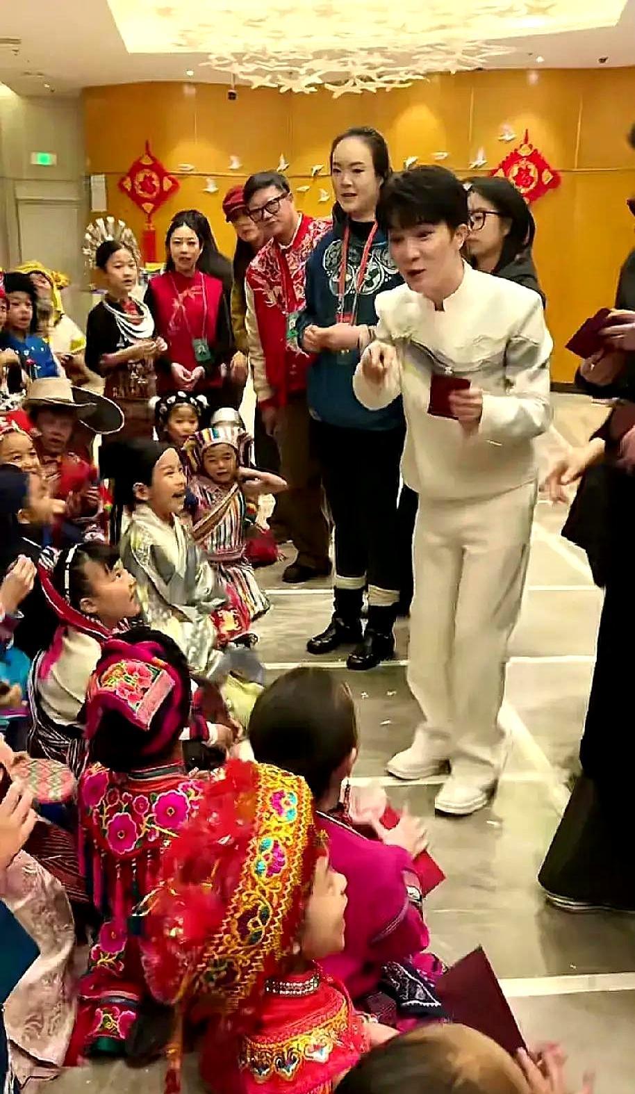 别盯着周深春晚的收视率了，他下台后干的事，才叫“人精”。
 
演出服一换，他没急