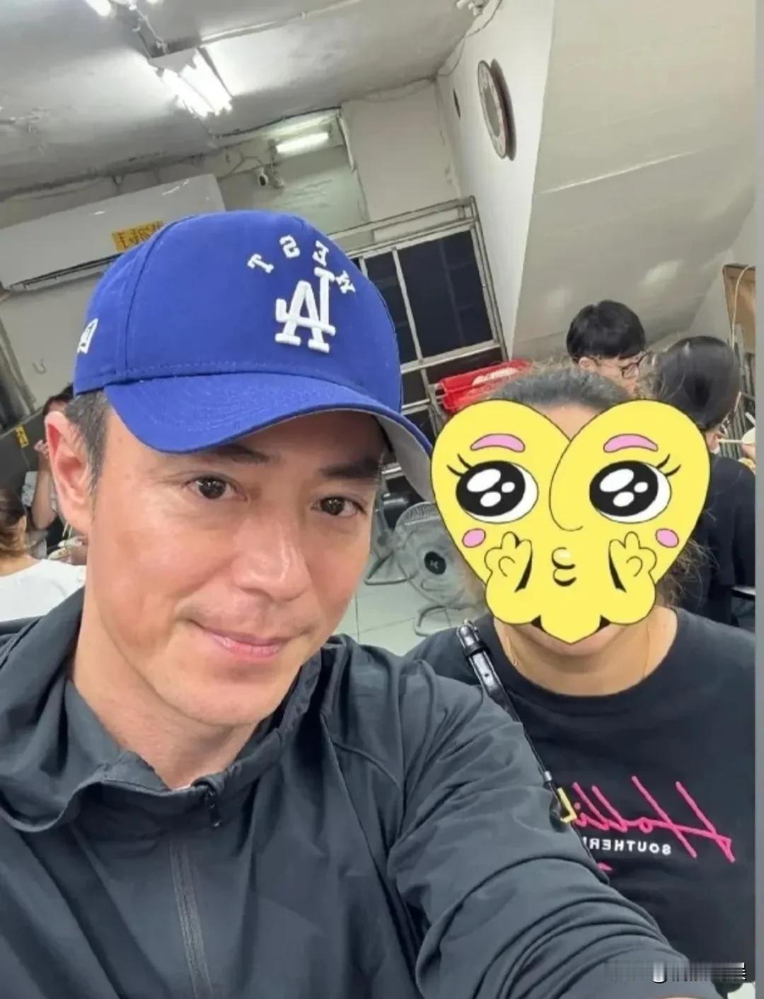 看到霍建华近照，我就知道谁带娃谁老的快。
霍建华才45岁，就已经两鬓斑白了，眼角