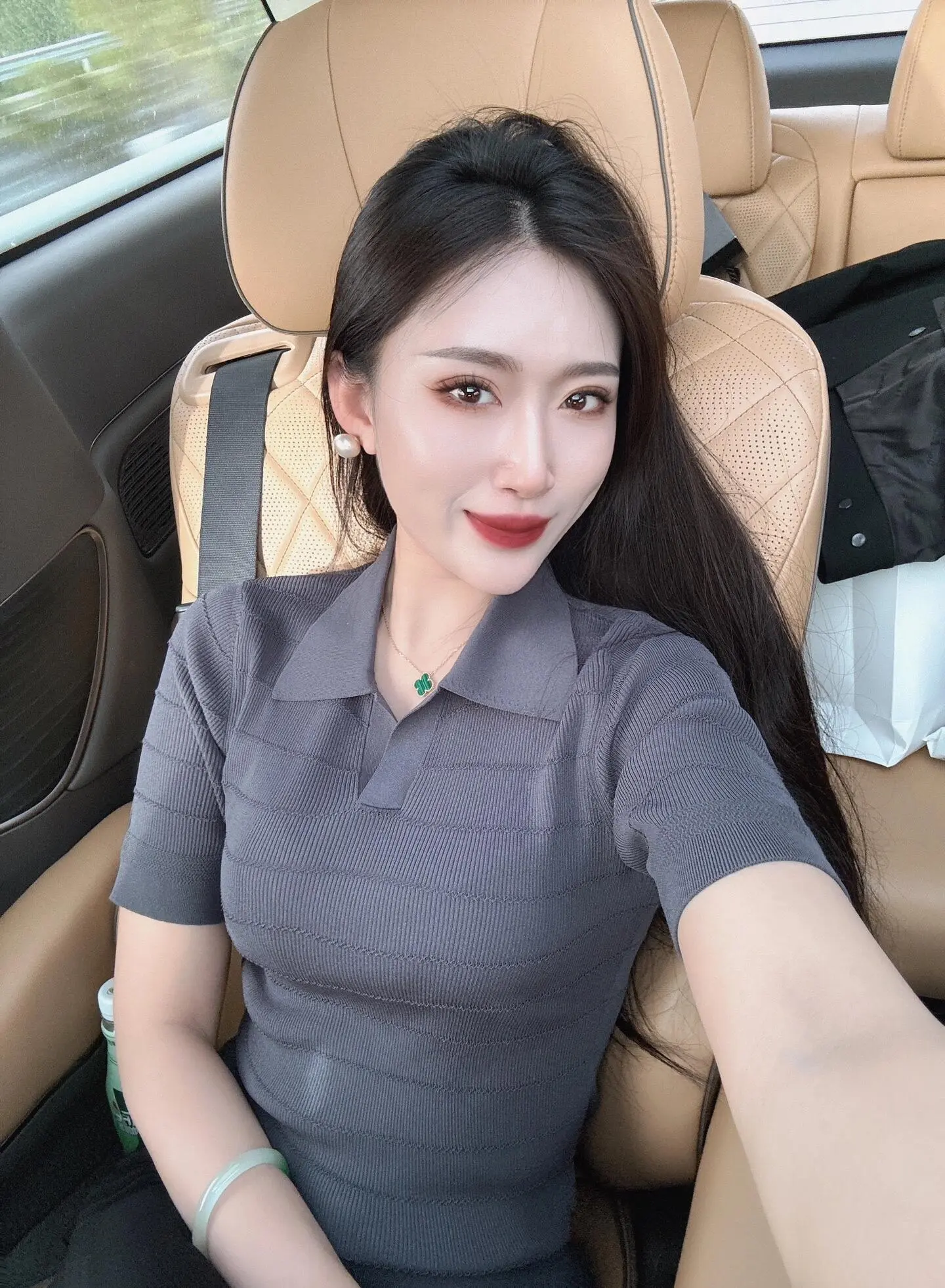 各种情绪在身体里游走冲撞，像是找不到出口而焦躁的怪物