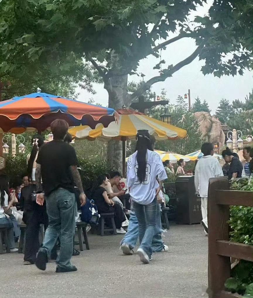 牌牌琦小伊伊是真的离婚了吗？网友偶遇在上海迪士尼，看见牌牌琦喂女的吃东西，俩人看