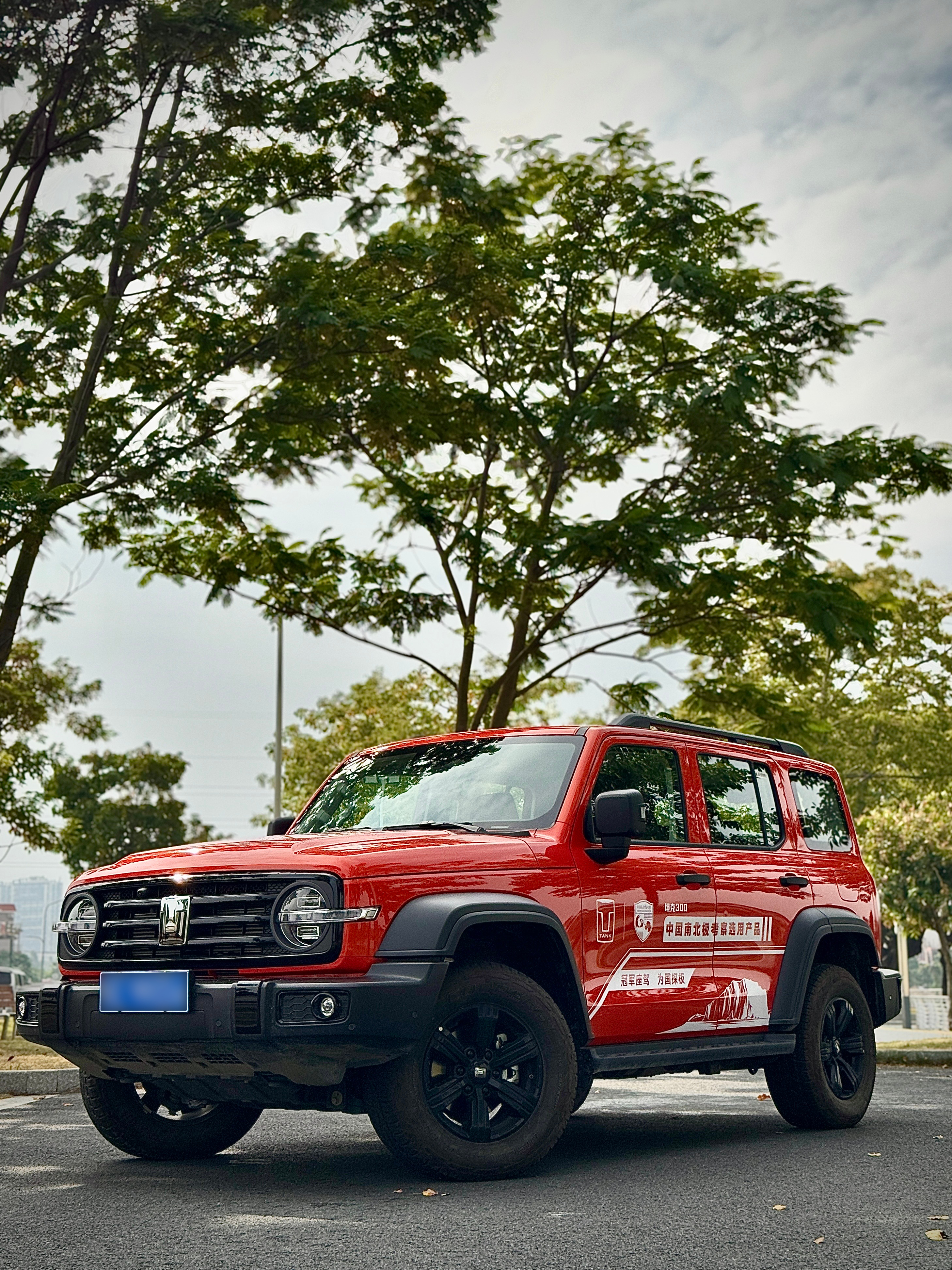 很高兴，看到坦克300中国南北极考察选用产品的车贴店头都已经贴上了。经销商给我反