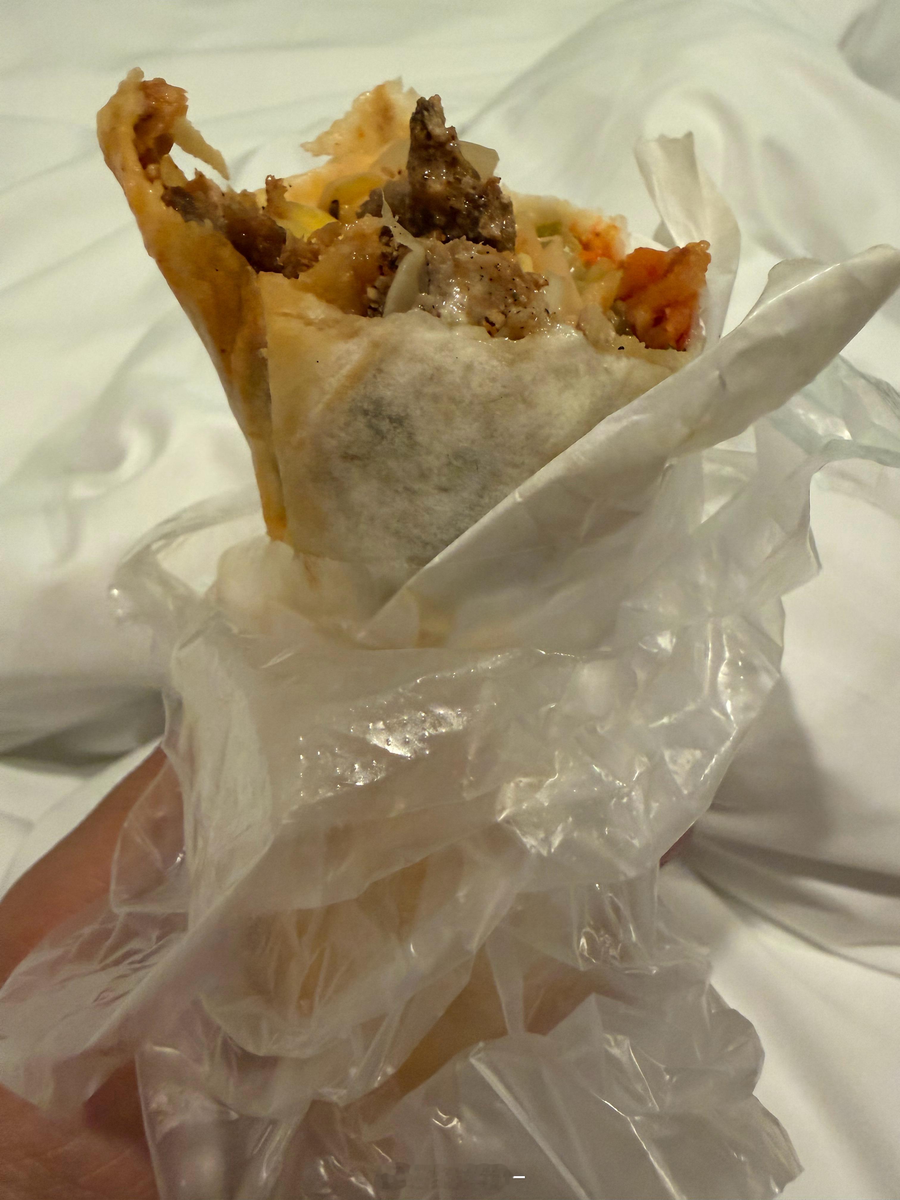 小韩这个夜市卷饼有点坑啊，我买的这个66元，我感觉在咱国内最多10块钱，搞得我都