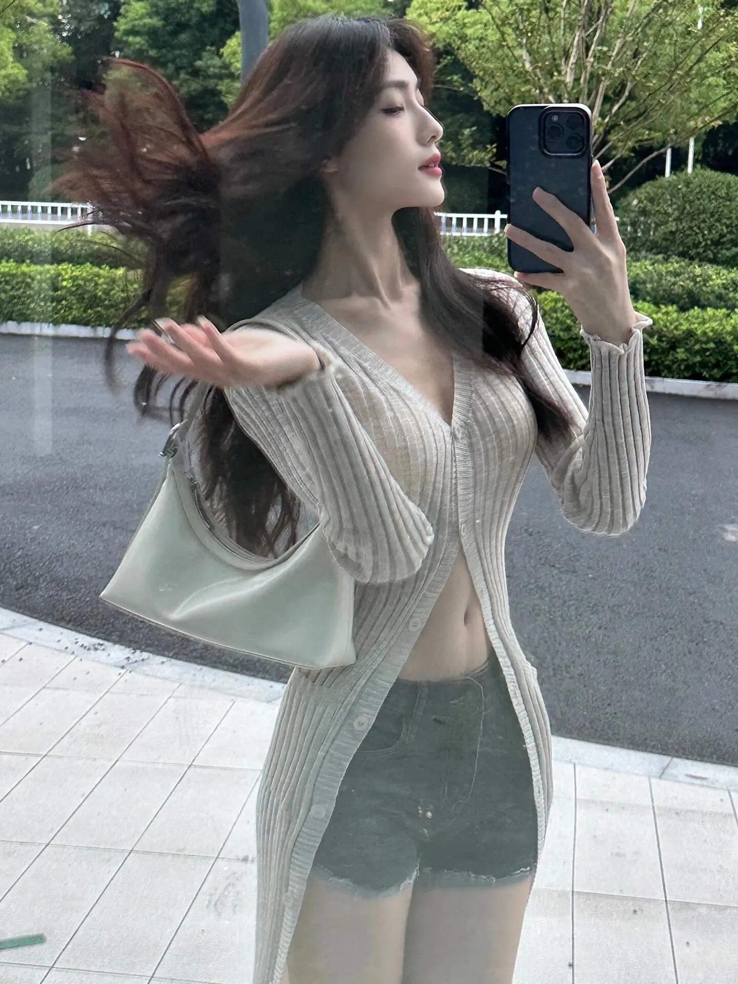 “手脚冰凉的日子又开始了，这个时候有点冷，照顾好自己……”