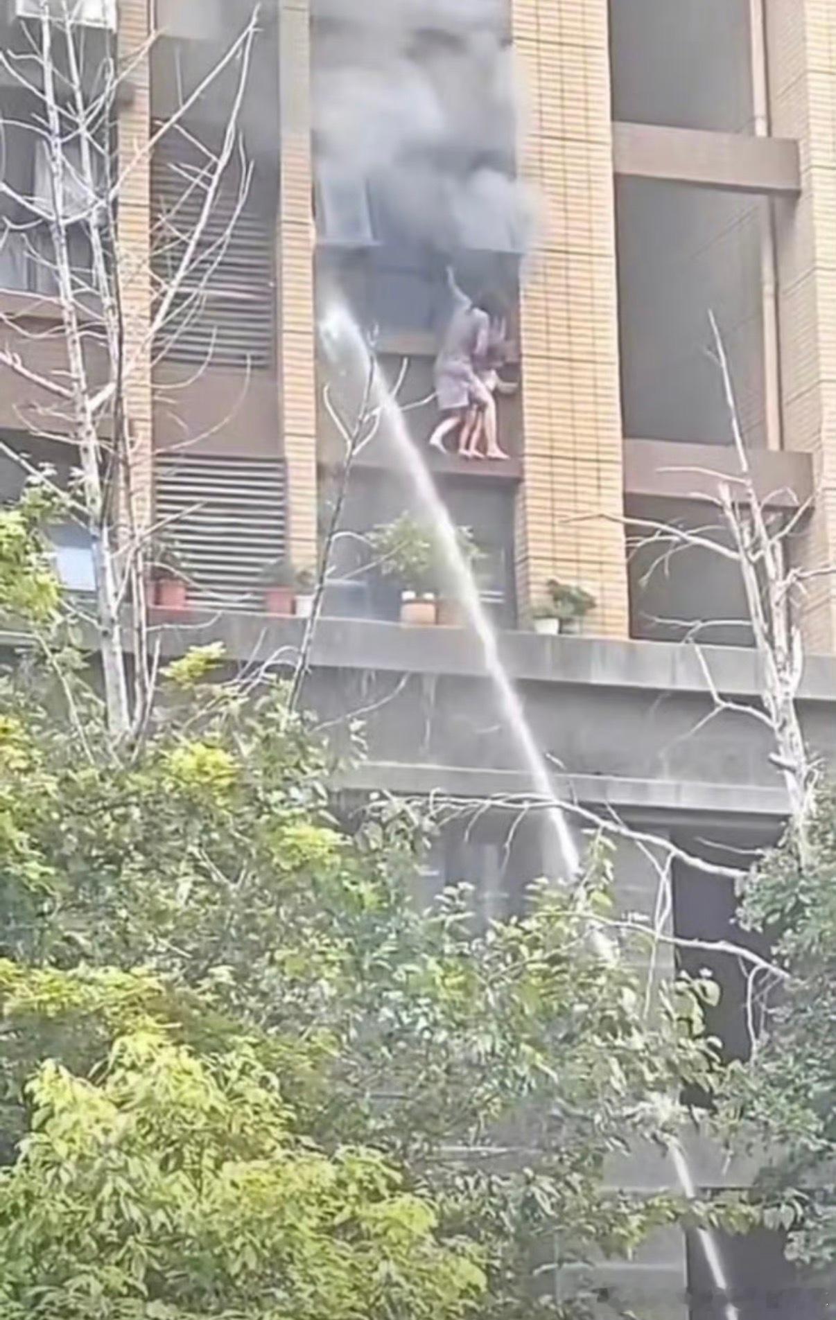 连云港火灾丈夫大喊不要喷水7月27日，发生火灾，一位丈夫在楼下大喊“不要喷水”，