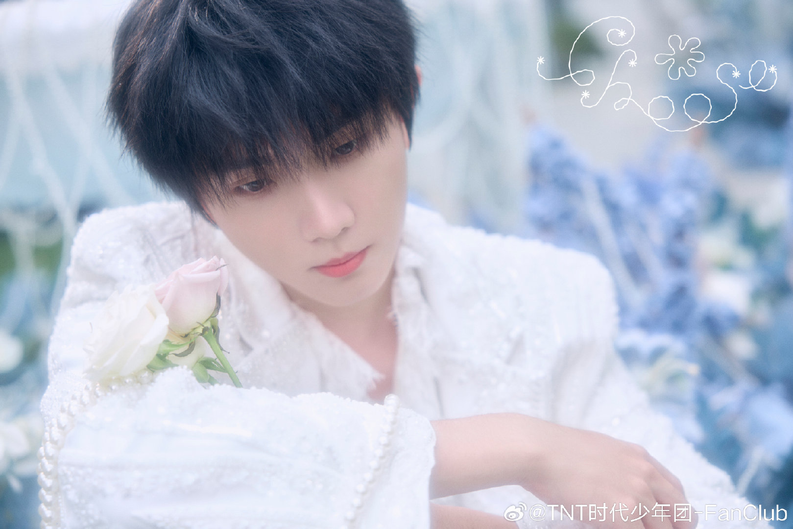 马嘉祺六周年花絮，玫瑰少年纯白look,哥酱你好帅 