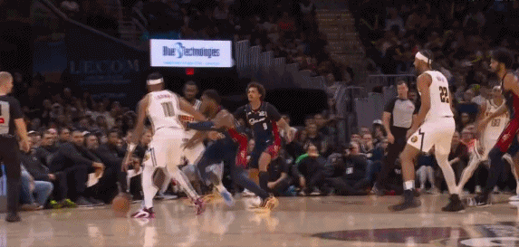 米球王！这抢断反击十佳球稳了！
在今天NBA常规赛骑士对阵掘金的比赛中，米切尔成