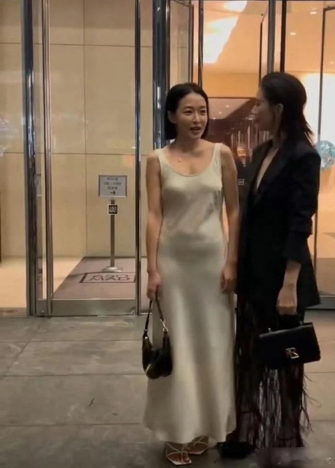 这种面料也就她敢穿了，身形一览无余…稍微胖一点也很尴尬 
