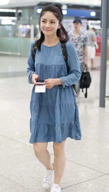 胡可不像当妈的人！扎半马尾配娃娃裙嫩似20岁少女，美到不敢认 
