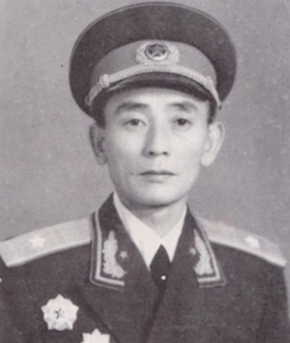 1973年，福州军区副司令员的妹妹进城，专门来看望他，期间，妹妹对哥哥说："哥，