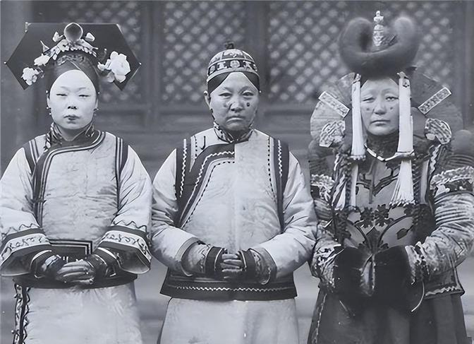 古代妃子都是千挑万选的， 清朝妃子留下的照片为何奇丑无比，这是什么原因呢？

清