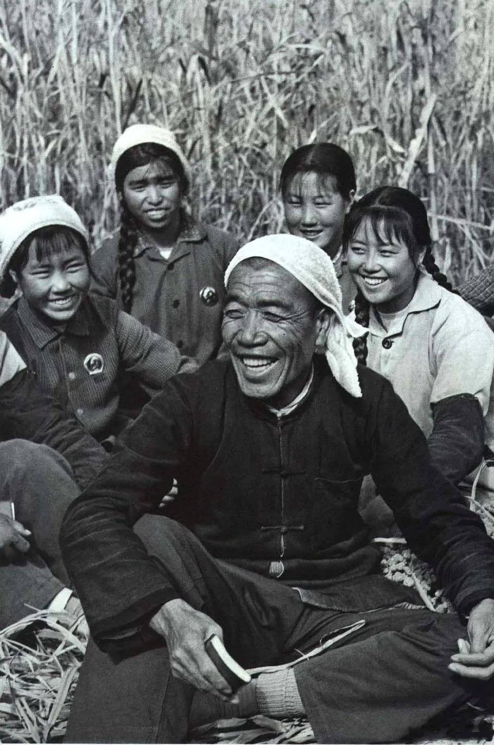 1971年1月人民画报，大寨大队党支部书记陈永贵和社员们一起在低头畅谈活学活用毛