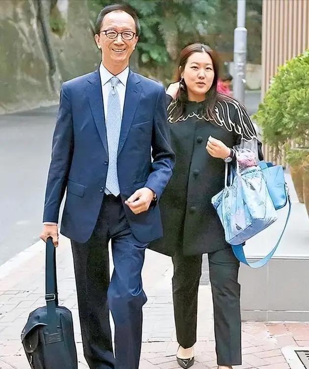 73岁的梁锦松扶着拐杖，全网都在心疼47岁的伏明霞。这根本不是悲剧，这是她赢下的