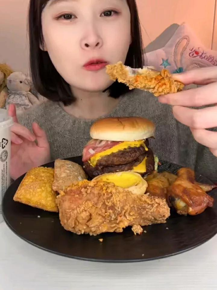 美食与美人，哪一个更美味？#美食佳肴大赏##海鲜美食大赏# #美食宝藏分享# #