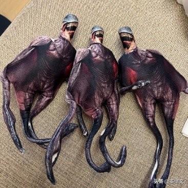 8元丑玩偶爆火全网！形似风干老鼠，竟成打工人解压神器
 
一款卖8块钱的玩偶彻底