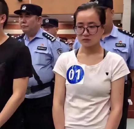 2019年，正在读硕士的杨春燕，在教室上课时被警方带走。教授惊讶地说：“是不是抓