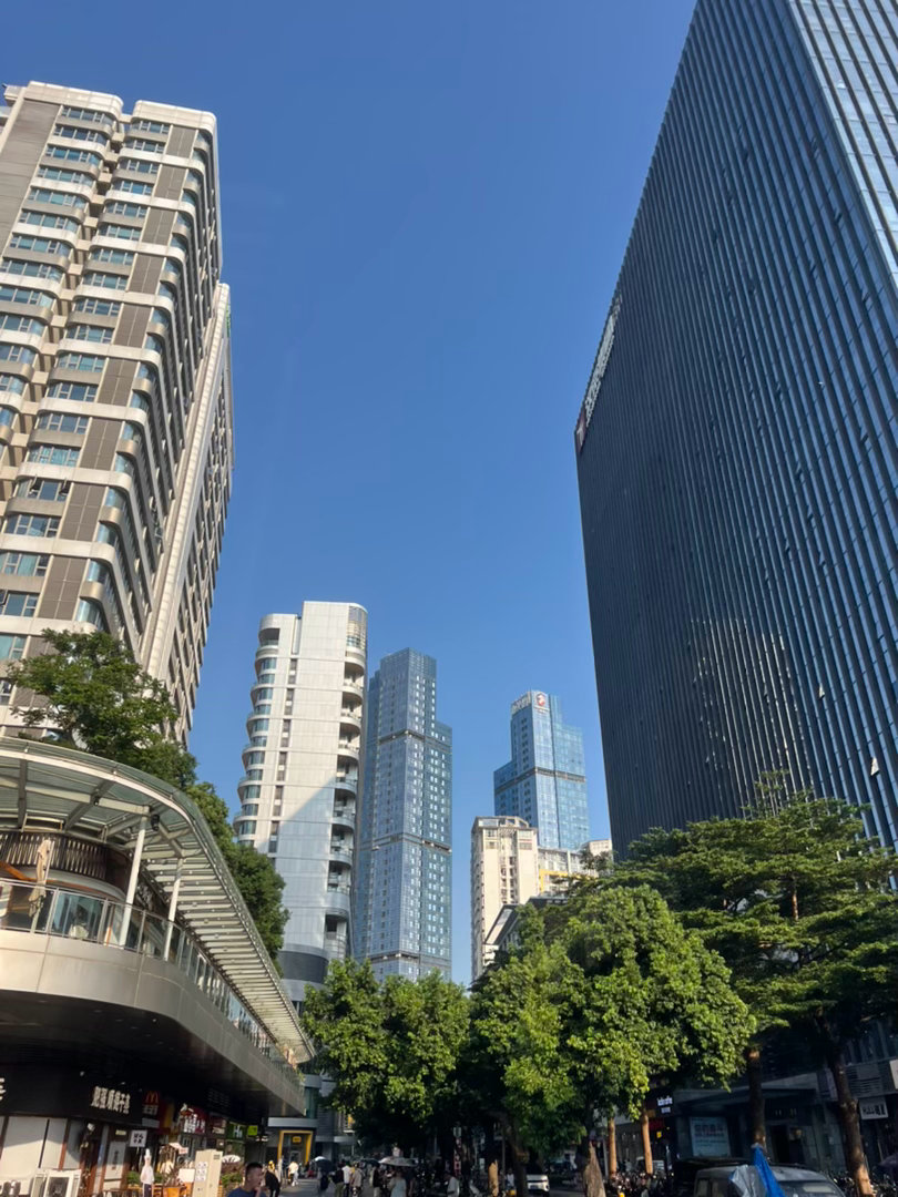 台风并未带来清凉，反倒让不少地区气温攀升。这是典型的空调外机效应，台风中心气流上