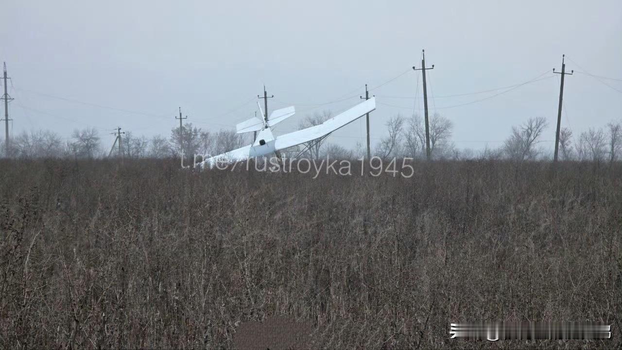 一架以E-300 “天空游侠” 轻型飞机为基础改装的乌克兰自杀式无人机，在红军城