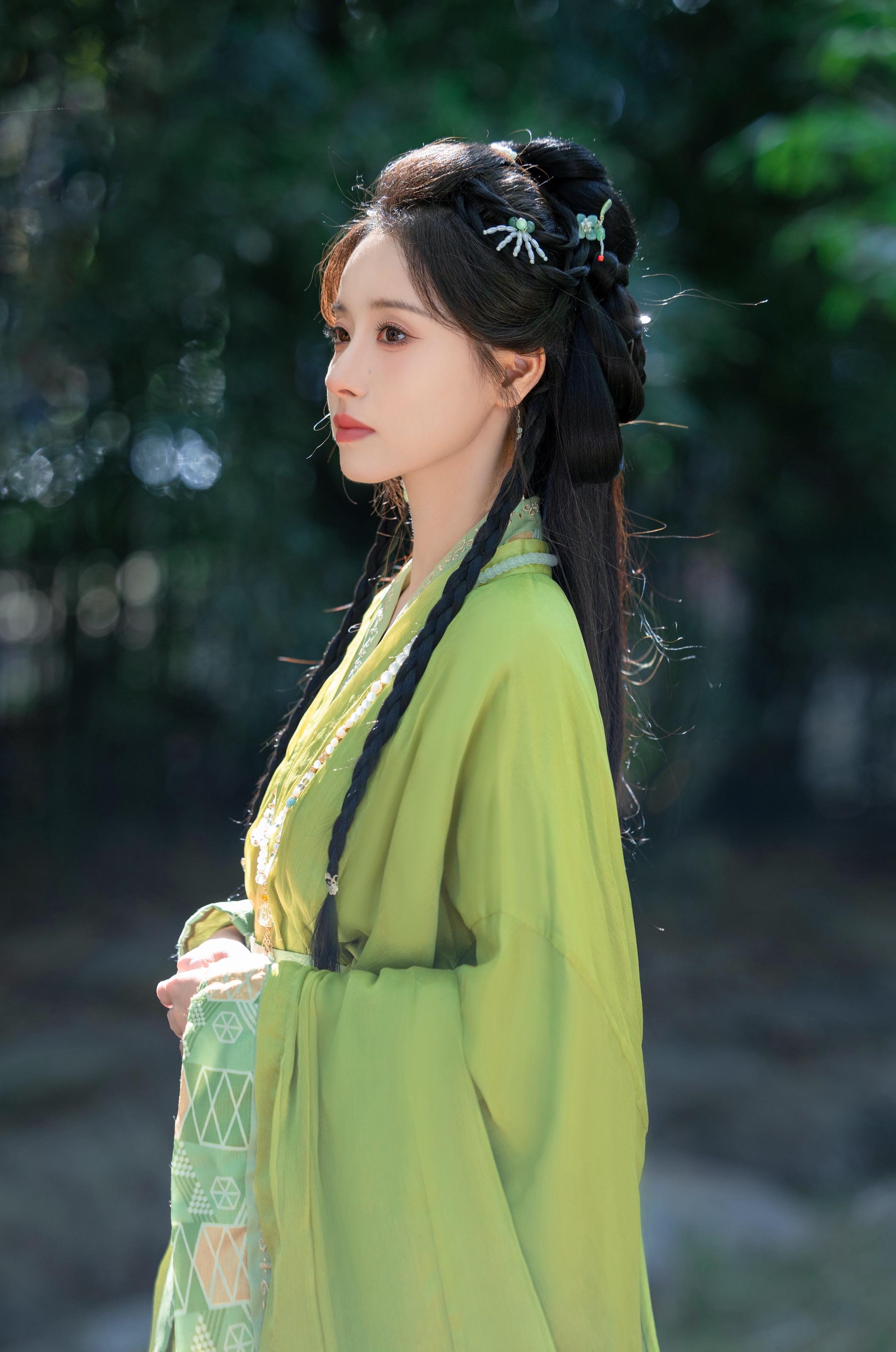 陈都灵楚朝。绿竹版仿拍，加了弓箭，真的太帅了