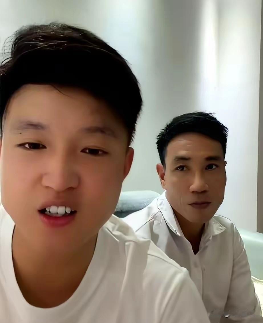 刚刷到小松直播，真的越看越不舒服，
他才从新疆带货回来，一身风尘都没收拾，一头扎