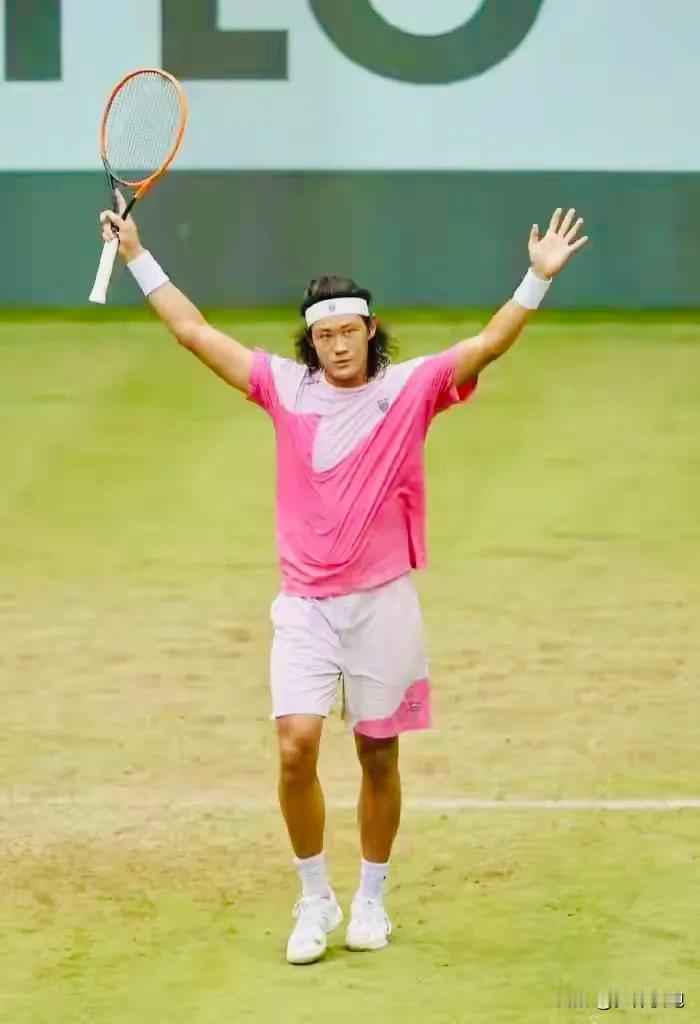 张之臻在与世界第一🇮🇹辛纳的对决中0-2落败，止步ATP500德国哈雷站男单