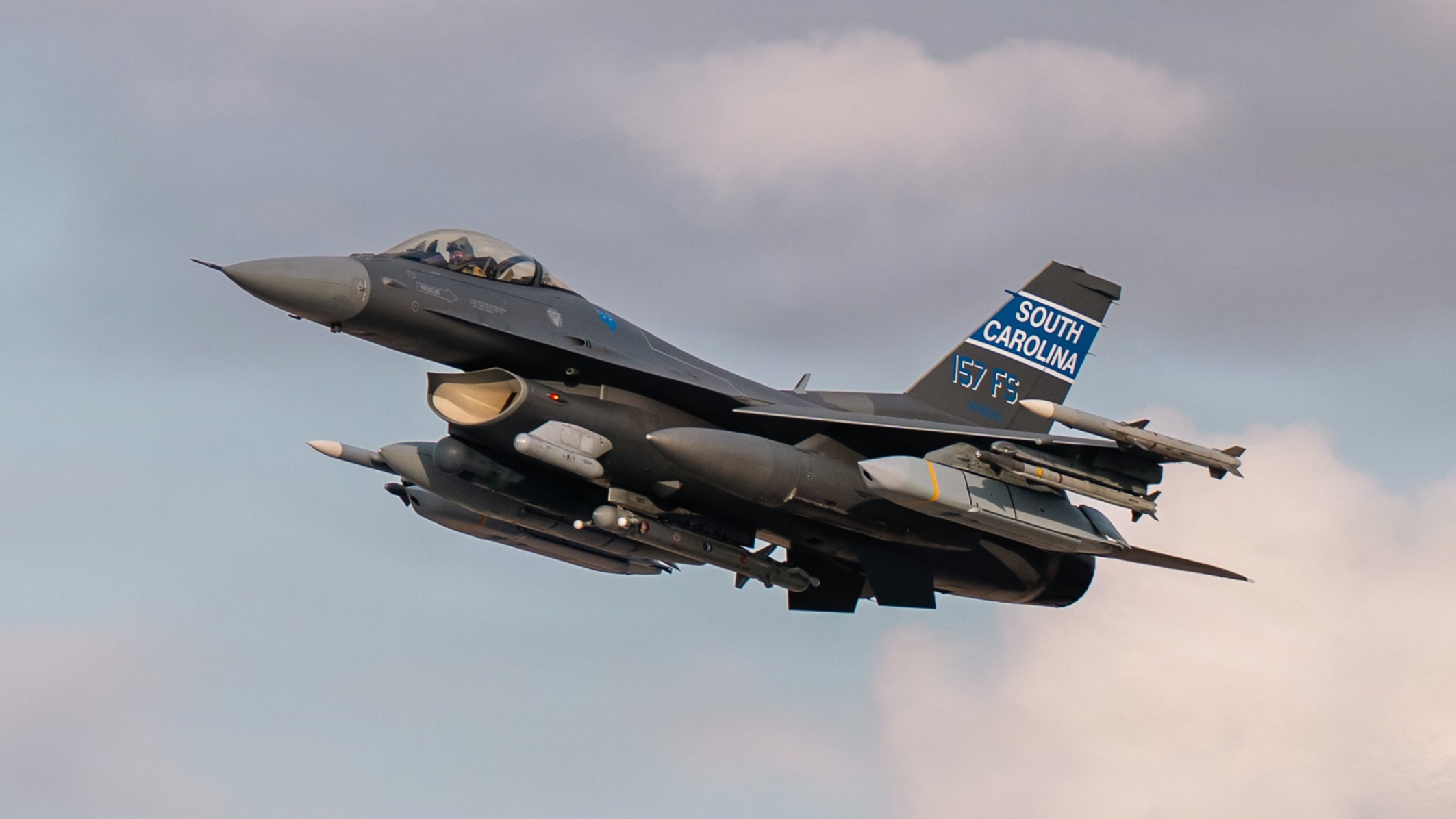 经典永不谢幕！史诗狂怒行动中隶属“沼泽之狐”中队的F-16挂载JASSM重器破云