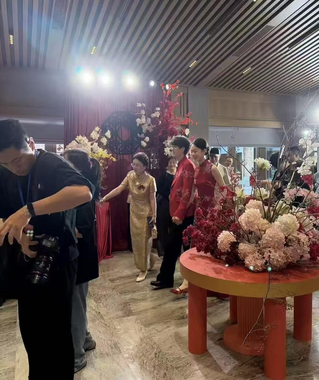 40岁许嵩和老婆冯禧回重庆办回门宴，夫妻俩穿着一身大红色中式婚服，现场布置得好喜