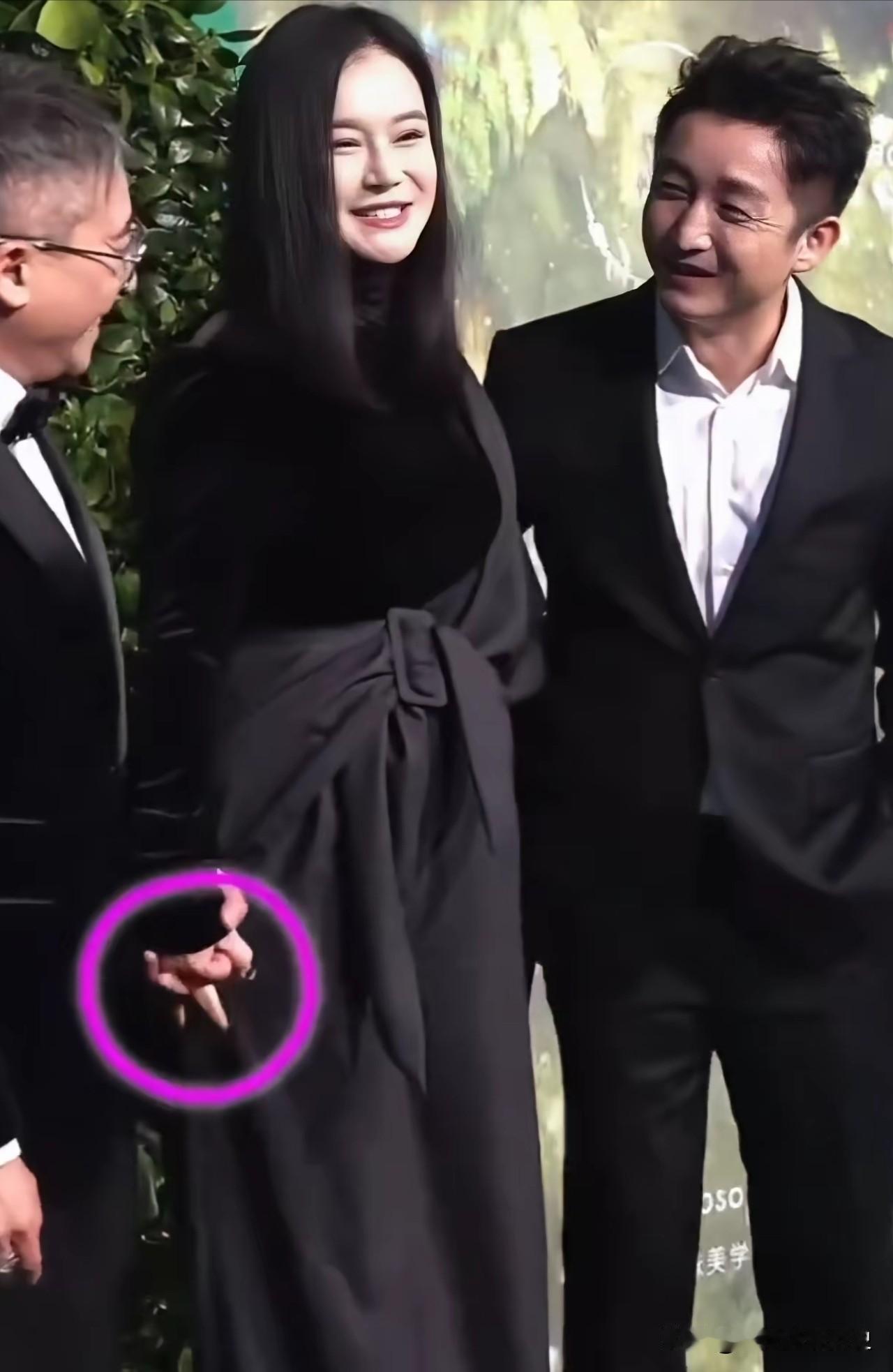 出席活动时，拳王老婆竟然和别的男人十指紧扣，这是什么情况啊？
难道邹拳王会成为宝