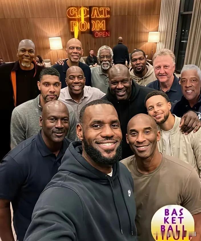 NBA老照片。
都能认全的肯定是老球迷。
前一排：小皇帝詹姆斯、小飞侠科比。
前