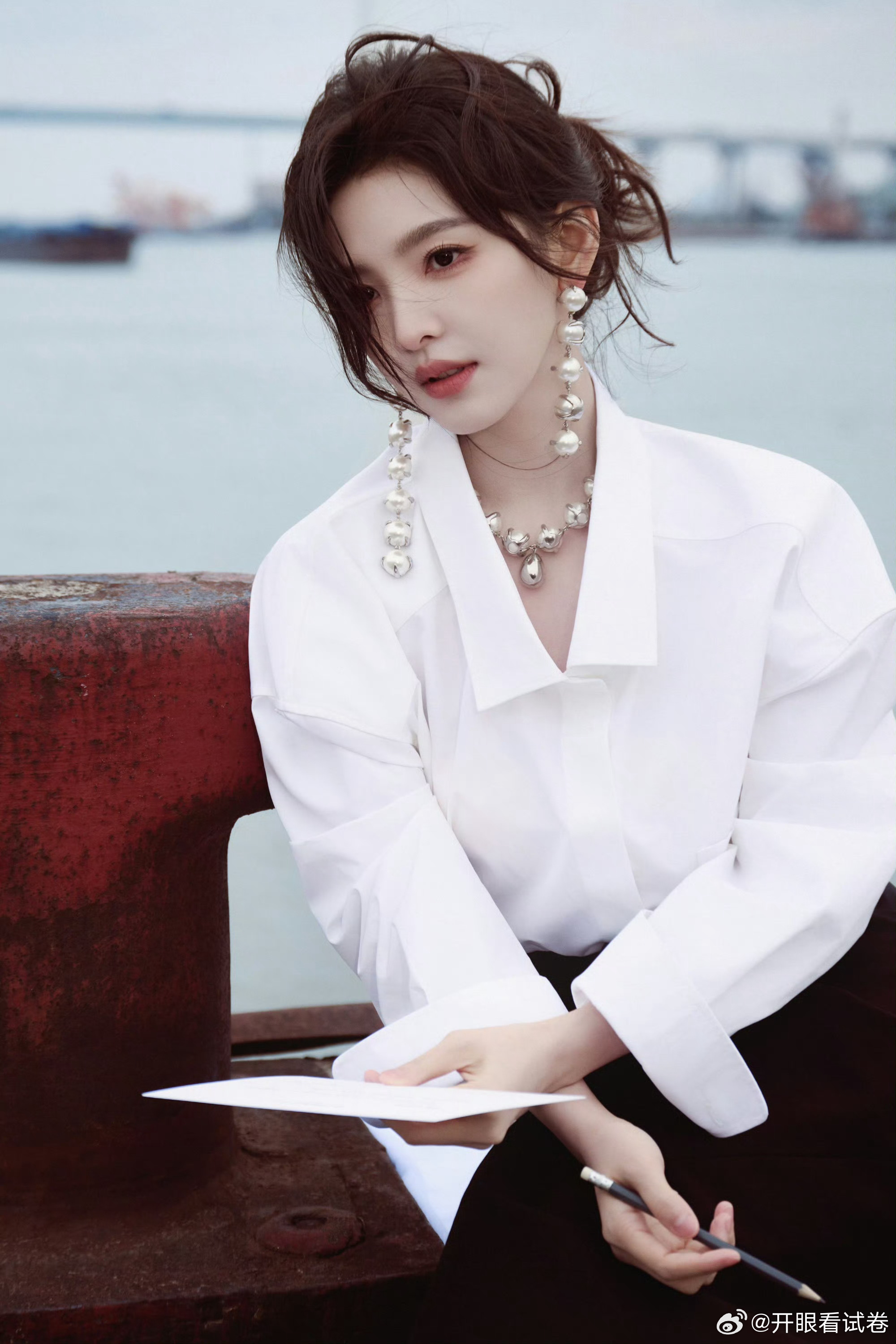 章若楠第二套造型，港风女神今天状态超级好微博之夜内场