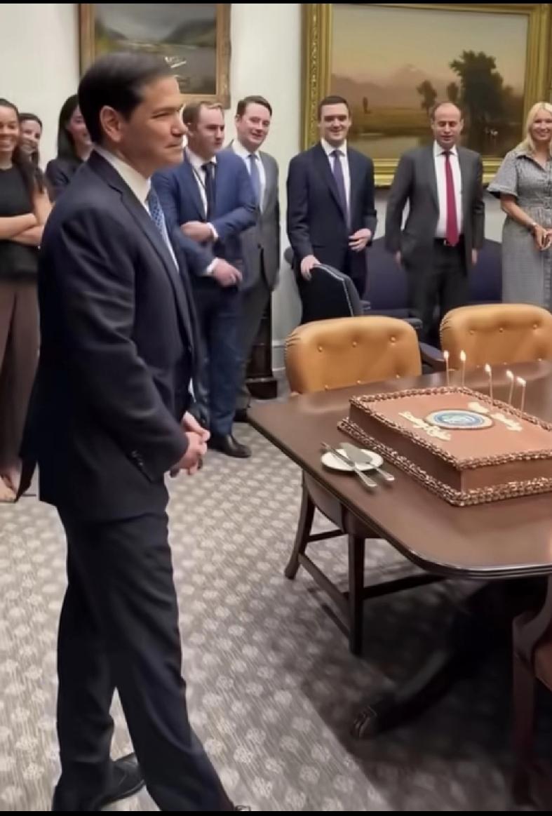 从贫民窟出生的古巴移民后裔，到美国国务卿，鲁比奥算是彻底在美国过上安稳幸福的日子