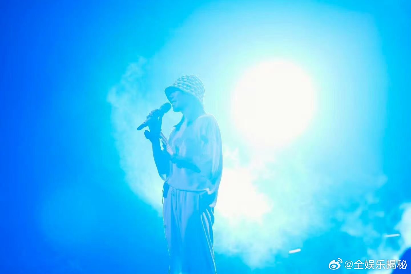 任素汐演唱会深圳站 任素汐我欠你啥子嘛网友花式喊话欠一张演唱会门票，沉浸式列车V