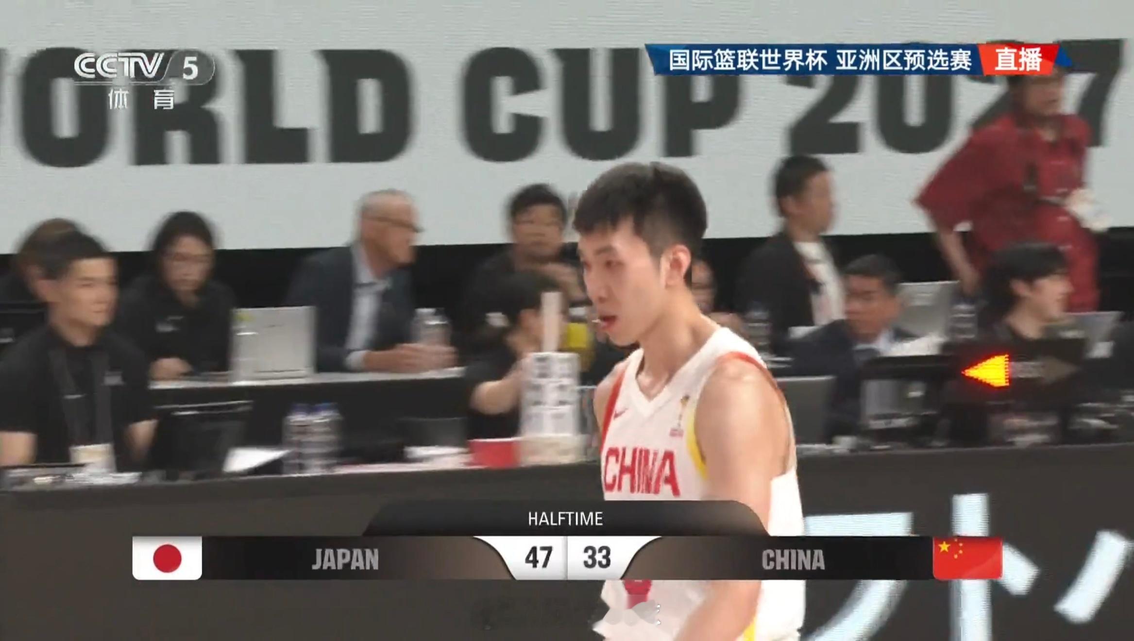 半场比赛结束！日本男篮47:33中国男篮，中国男篮半场落后14分。中国男篮攻防两